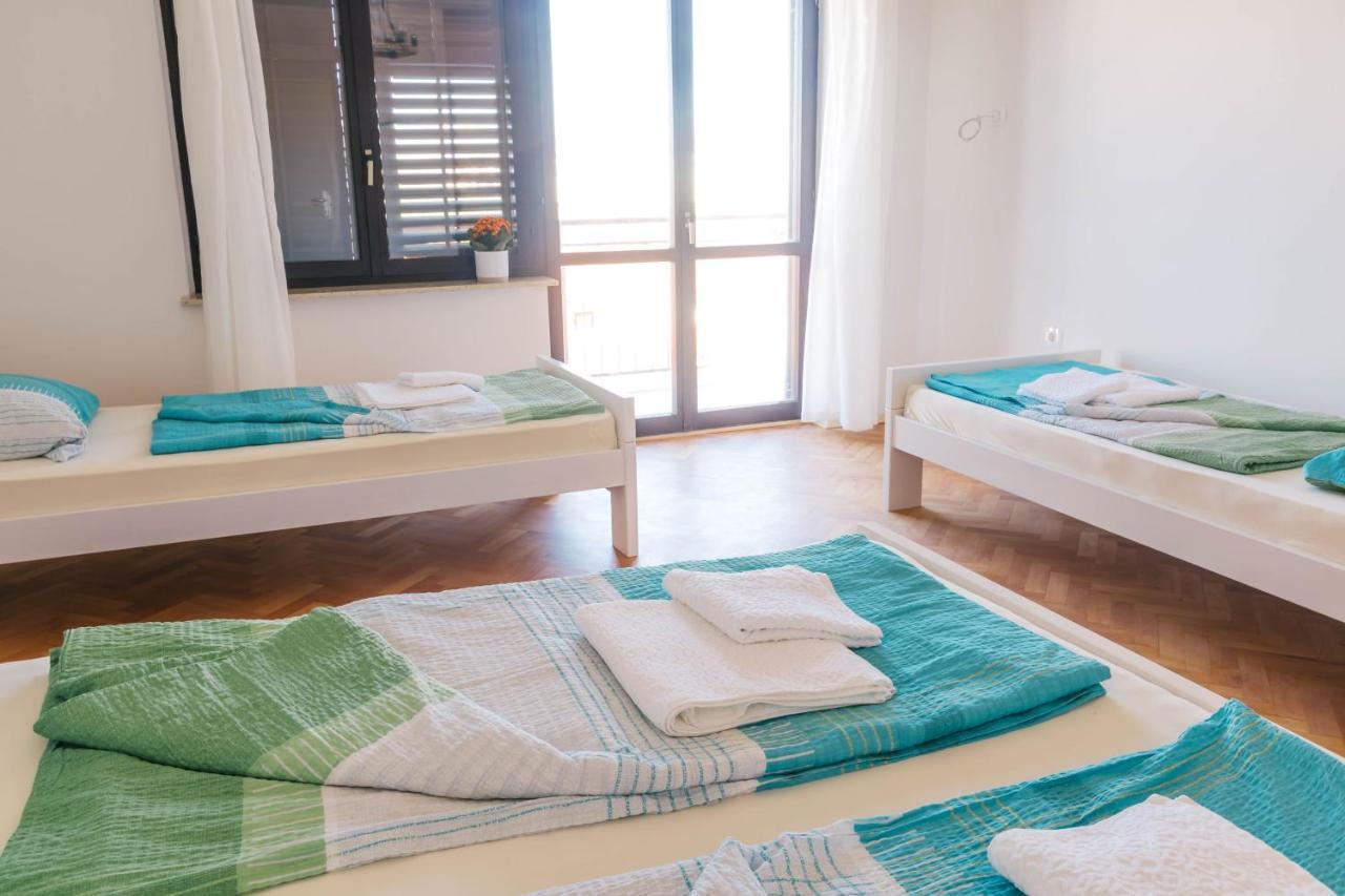Sobe Kaki In Kivi Hostel Izola Exterior photo